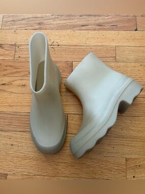 Vince Matte Cream Waterproof Platform Ankle Boots Size 7
